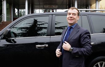 Медведев ограничил мощность арендуемых для чиновников автомобилей