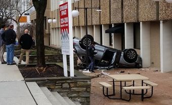 Женщина почти не пострадала после падения автомобиля с четвертого этажа парковки